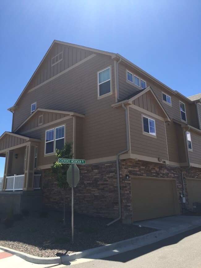 Building Photo - Southern Facing End 3 Bedroom Townhome