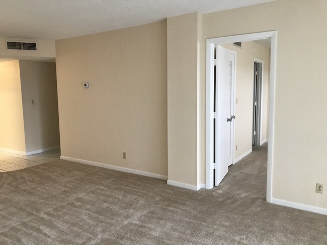 Building Photo - Great Coral Springs Apartment