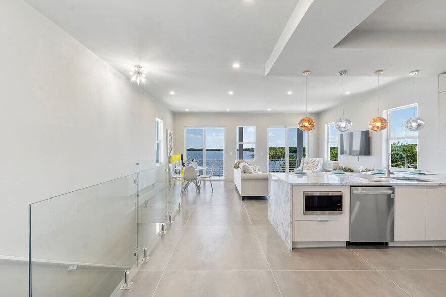 Building Photo - 99 Seaside Ave