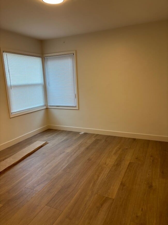 Building Photo - Charming House Close to Downtown