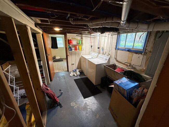 Building Photo - 7 bedroom 3.5 bath Game Room