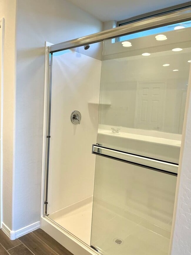 Building Photo - MOVE IN SPECIALS!! 2 Master Suites Open Ceiling Modern Home for RENT!