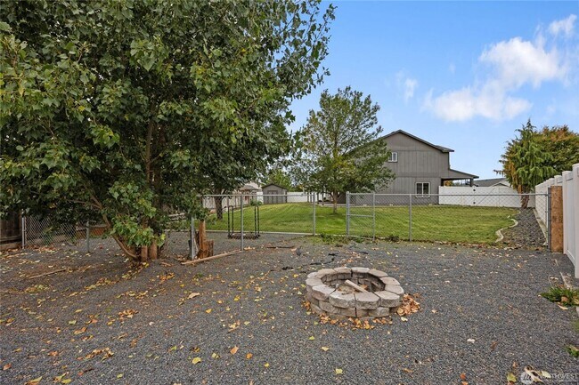 Building Photo - 4 bed, 3.5 bath home in cul-de-sac