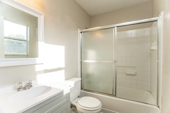 Building Photo - 3003 John Porter Dr