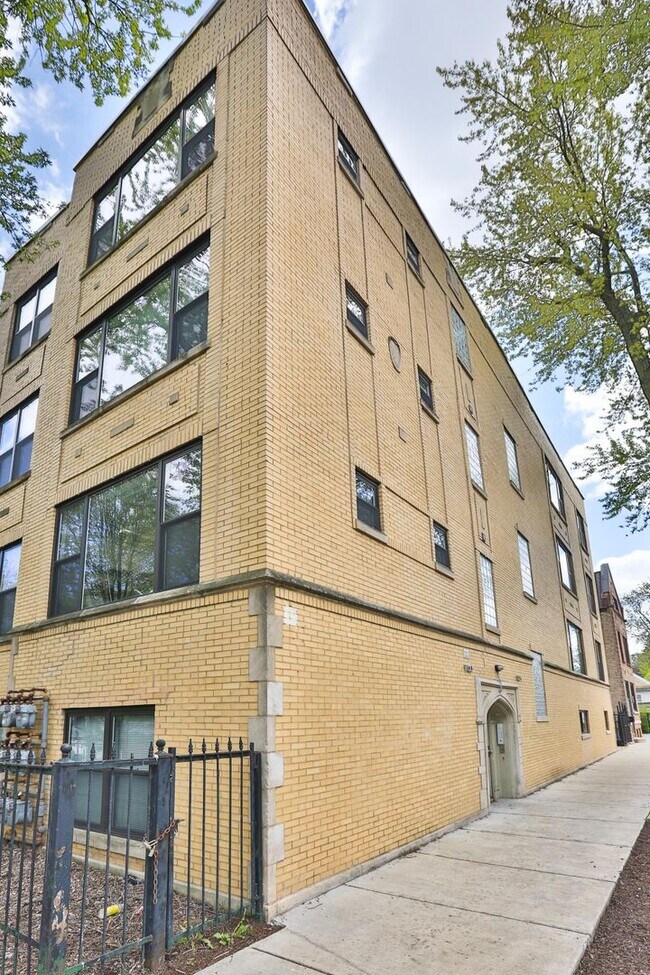 Building Photo - UK Village Huge 1 Bedroom, Central Heat & AC, In-Unit Laundry. Free Fast Internet Included