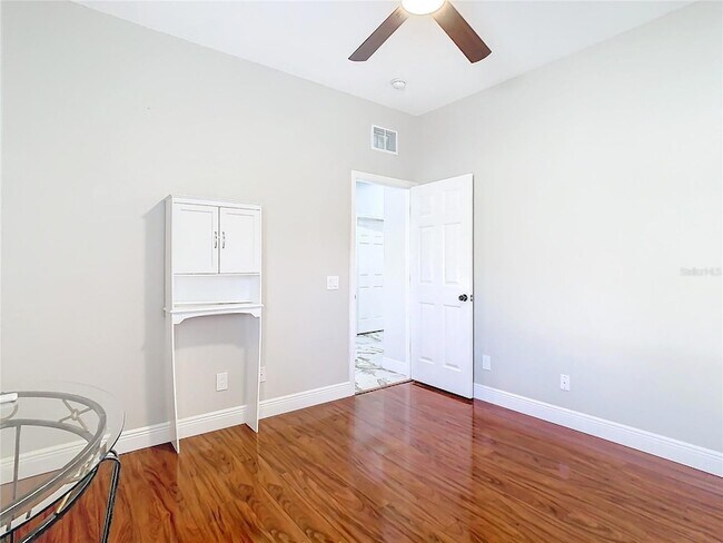 Building Photo - 16829 Midsummer Ln