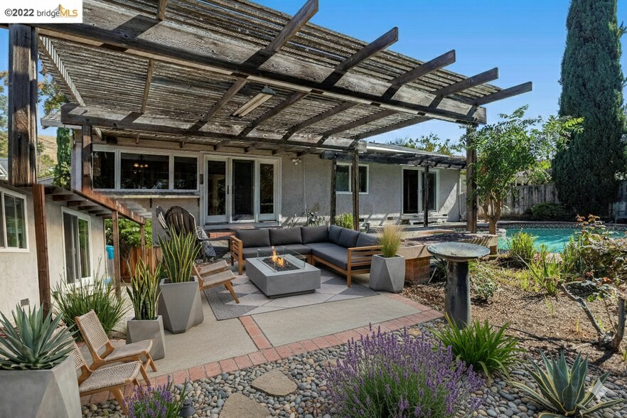 Building Photo - 717 Navaronne Way