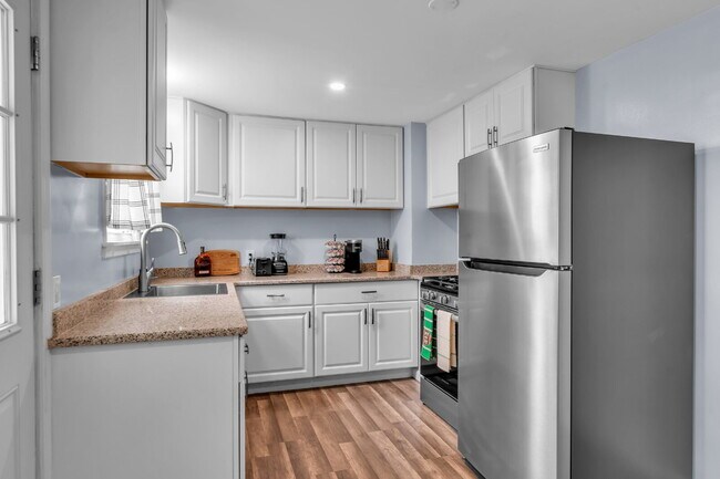 Building Photo - Furnished 4-Bedroom Single-Family Home in Cheektowaga