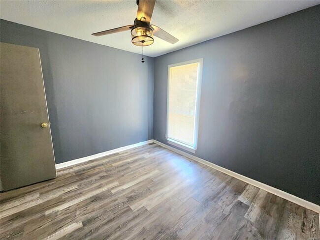 Building Photo - 6061 Briarhurst Dr