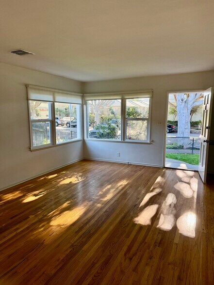 Living room - 2401 Oak St