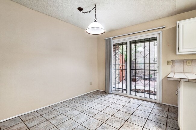 Building Photo - 510 W Cll Lago