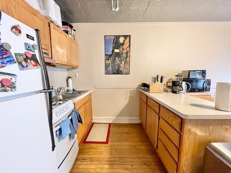 Building Photo - 2334 W Belden Ave