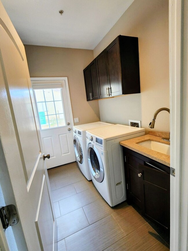 Building Photo - Beautiful, Updated 3 bedroom 2 bathroom home ready to welcome you HOME!