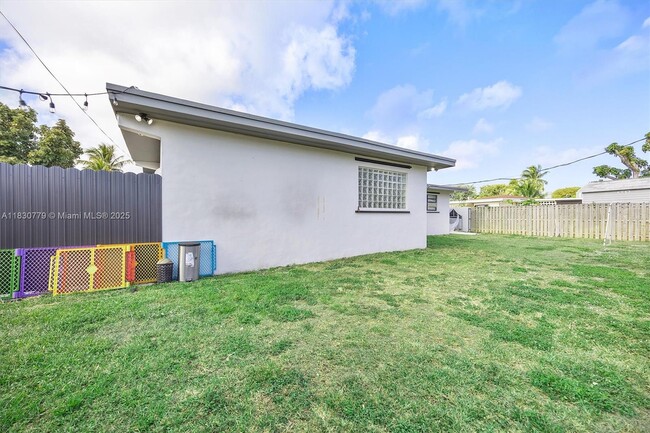 Building Photo - 9570 Jamaica Dr