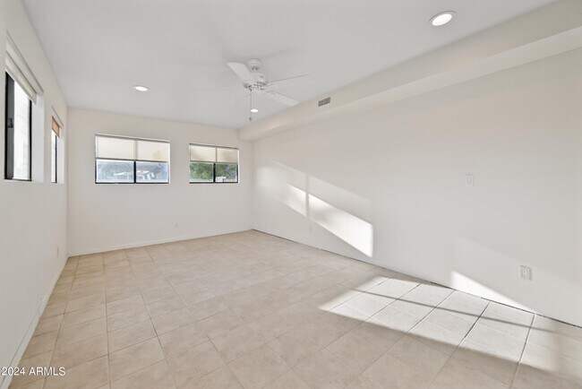 Building Photo - 1831 E La Jolla Dr