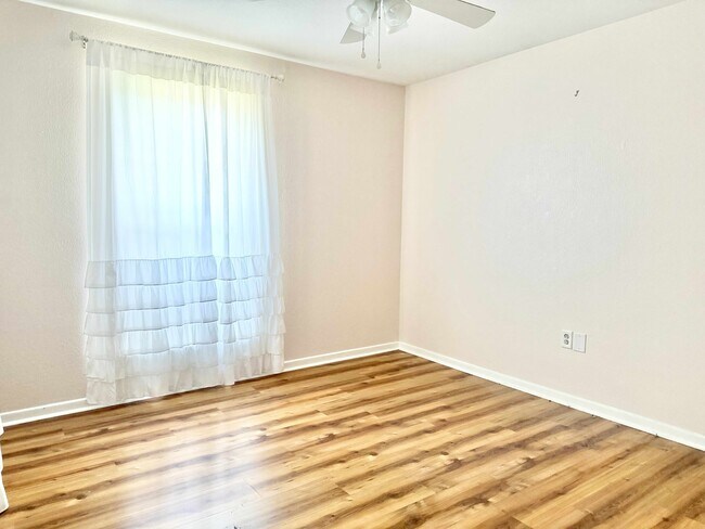 Building Photo - 6937 N Rothmer Dr