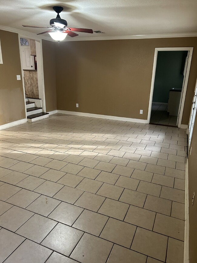 Building Photo - "Charming 3-Bedroom Retreat on Holly Street - Spacious 1,618 Sq Ft with 1.5 Baths in Jonesboro!"