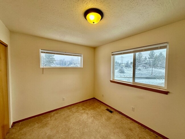 Building Photo - New on the market!