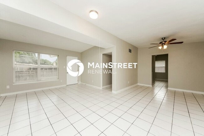 Building Photo - 3 Bedroom Pet-Friendly Home in ORLANDO, FL with Main Street Renewal