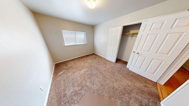 Building Photo - 601 Cattail Cir