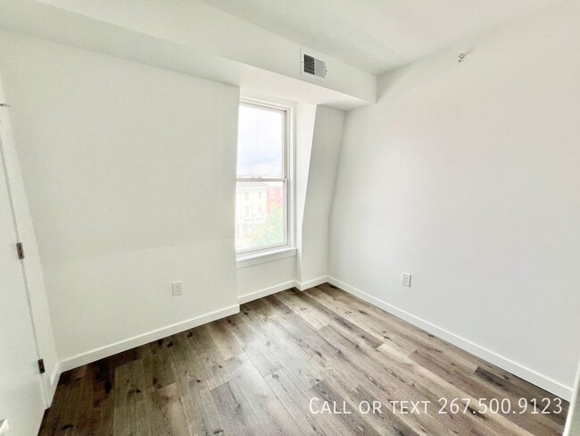 Building Photo - Great Location Renovated One Bedroom Unit.