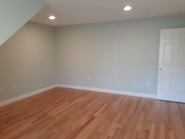 Building Photo - 344 Boylston St