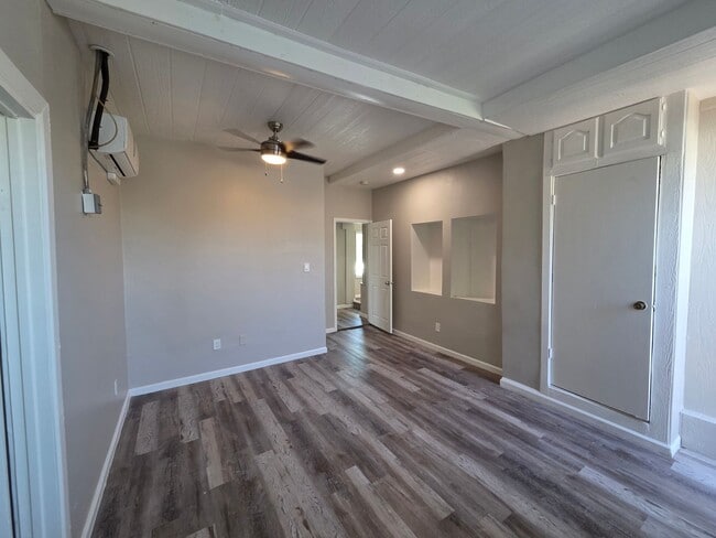 Building Photo - Phoenix 3 Bed/3 Bath in Coronado!