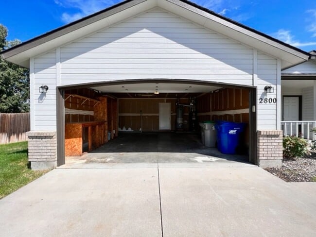 Building Photo - 2800 Fayette~Close to Park, Split Bedroom ...