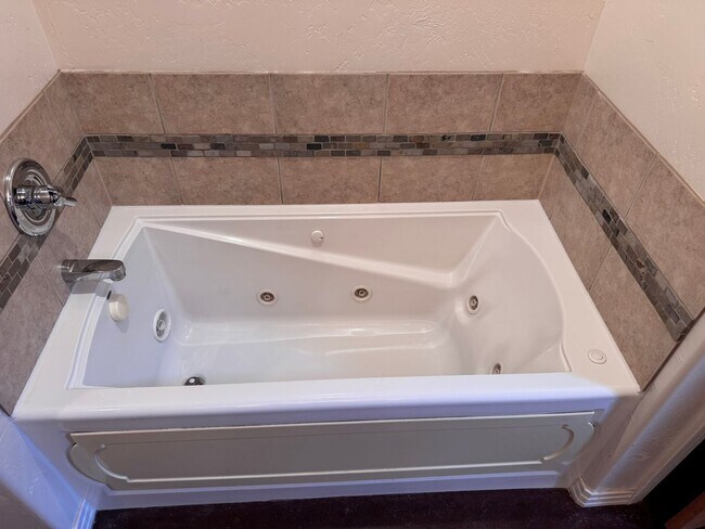 Building Photo - Stylish One-Story FULLY FURNISHED 3Bed, 2B...