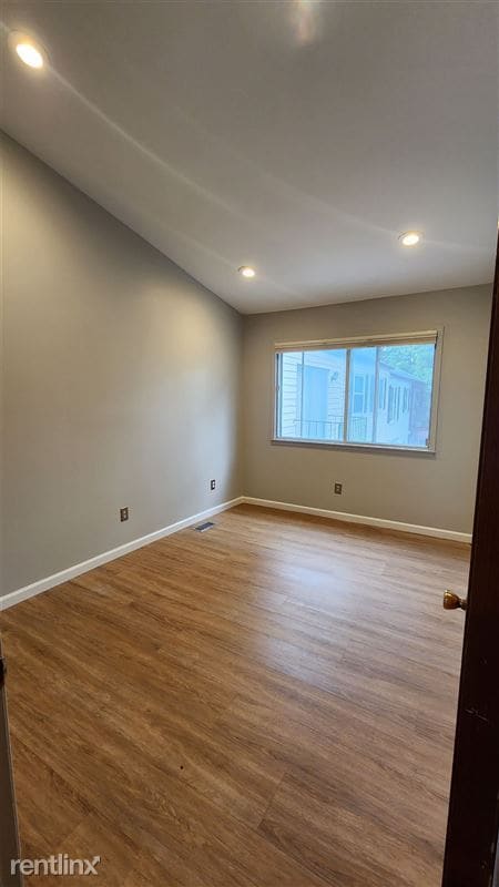 Building Photo - 3163 Burbank Dr