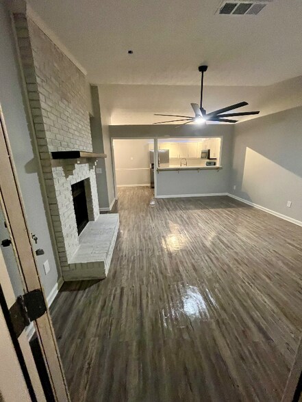 Building Photo - 6233 Cross Tie Ct