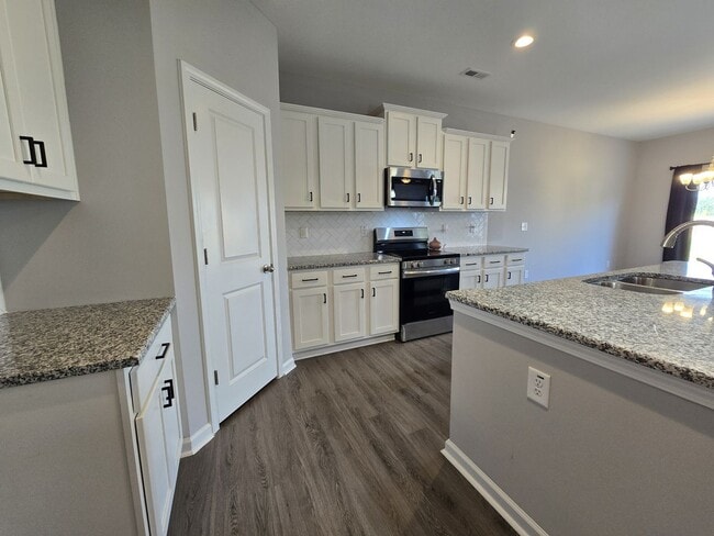Building Photo - **October Rent Free**4 Bedroom, 2 Bath Hom...