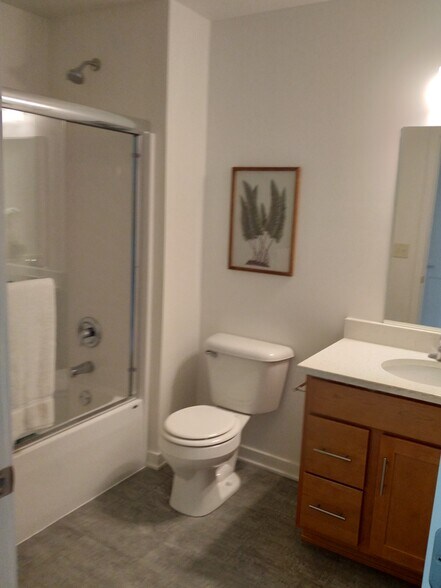 Building Photo - 2731 Pond Dr