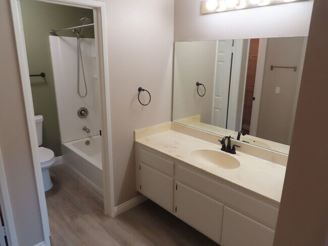 Building Photo - Two Bedroom, Two Bathroom Condo in UTC