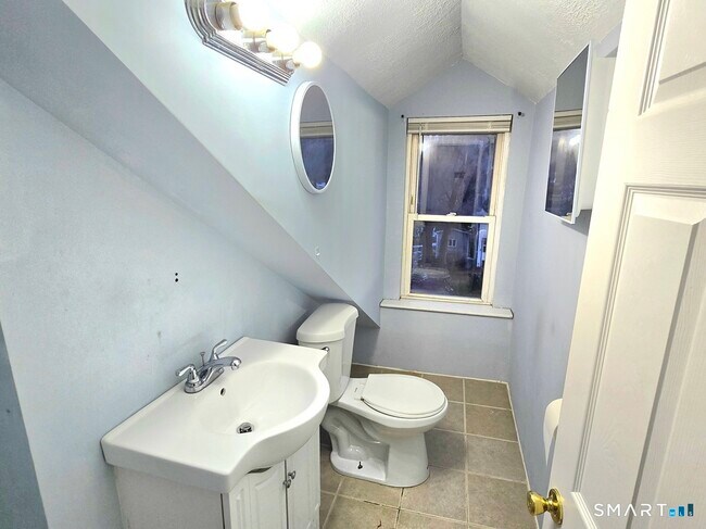 Building Photo - 46 Mountain St