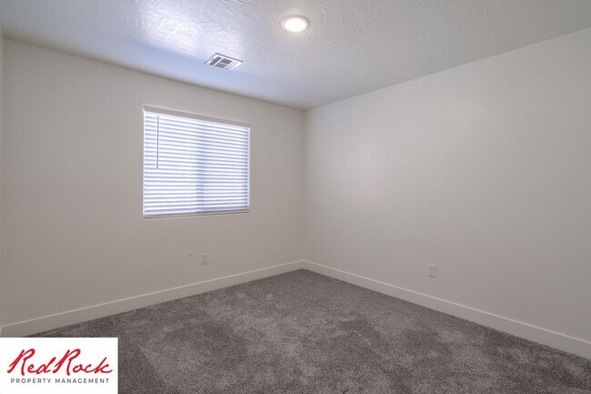 Building Photo - Move In Special - $500 Off First Months Re...