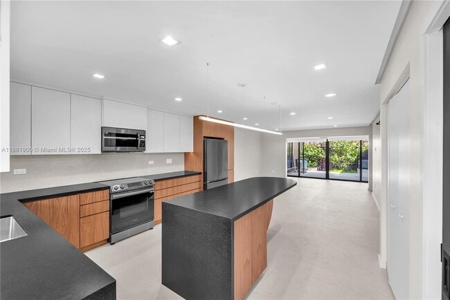 Primary Photo - 2211 NE 122nd St