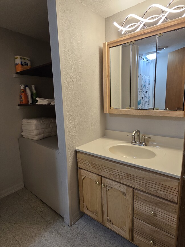 Building Photo - 220 8th St NE