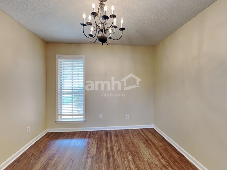 Building Photo - 1400 Pendulum Dr N