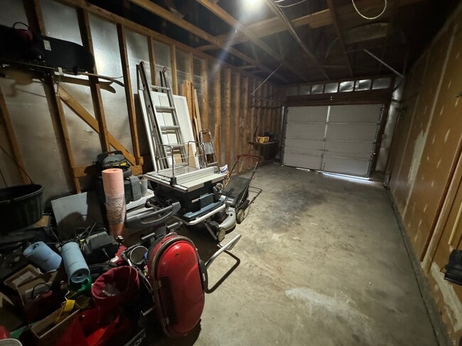 Building Photo - Private Lakewood Home