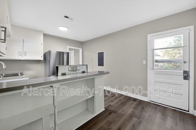Building Photo - 2322 Belfast Dr