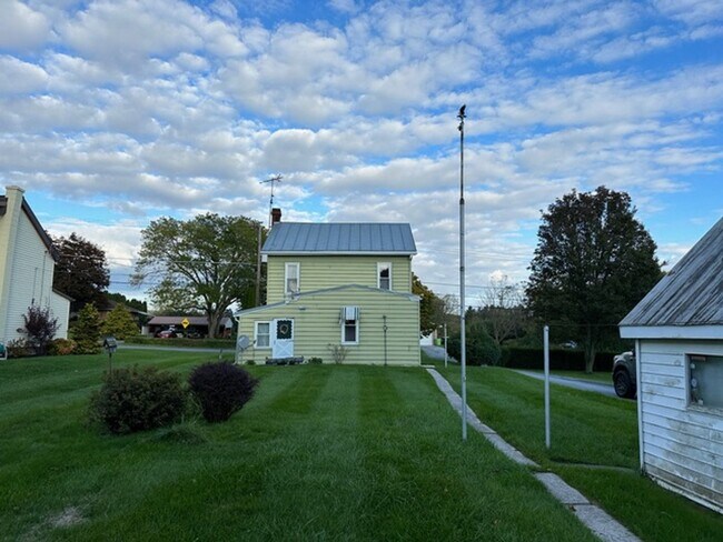 Building Photo - 3 Bedroom 1 Bathroom Myerstown Single Home