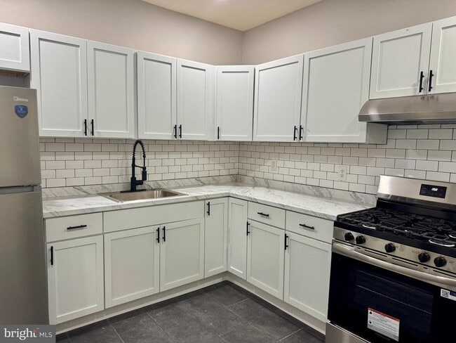 Building Photo - 2128 W 65th Ave