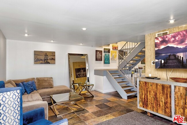 Building Photo - 2230 N Indian Canyon Dr