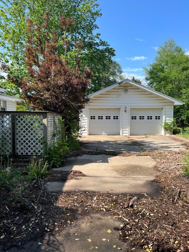 Building Photo - 3 bedroom/2 bath house
