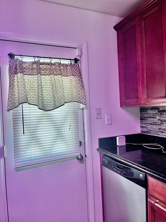 Building Photo - 8520 Lakewood Ave