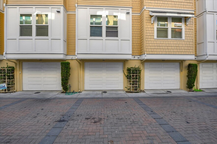 Building Photo - 217 Kentdale Pl