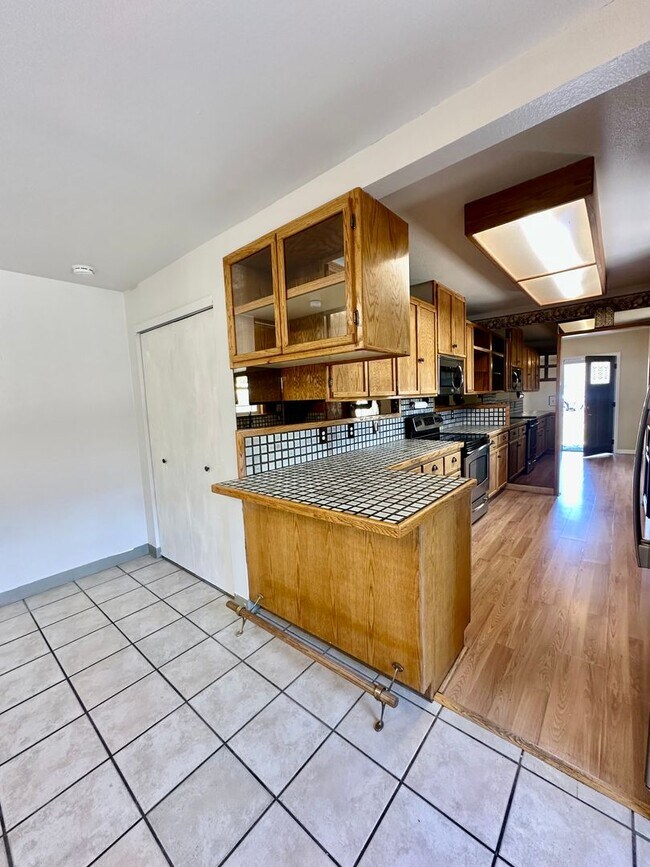Building Photo - Large 3-Bedroom, 1-Bath Duplex with ALL UT...