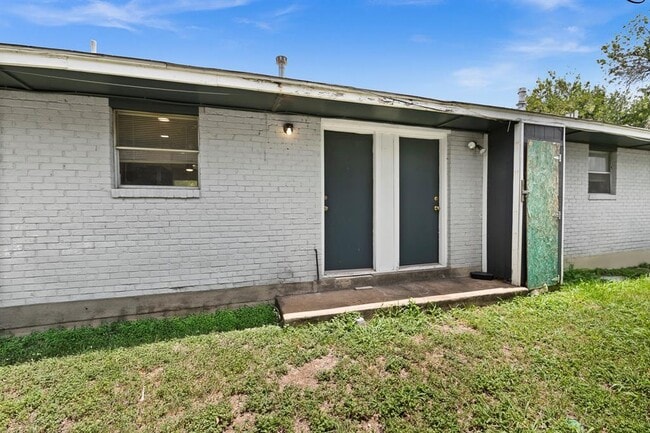 Building Photo - 2712 St Edwards Cir