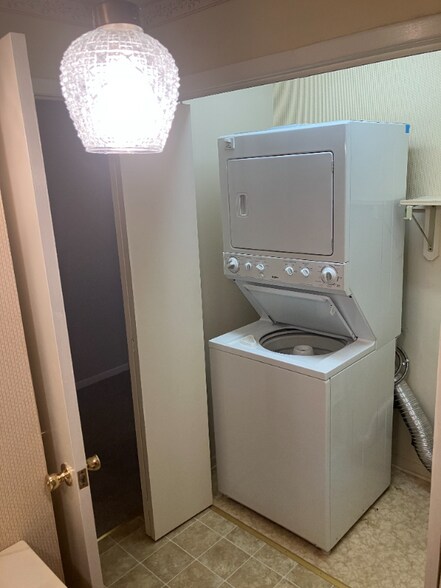 Building Photo - 811 NW B St